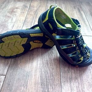 Boys size 5 Keen sandals in excellent condition